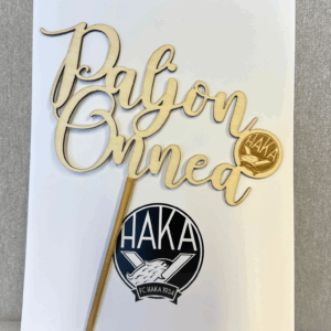 Kakkukoriste Paljon onnea -tekstillä sekä Hakan logolla